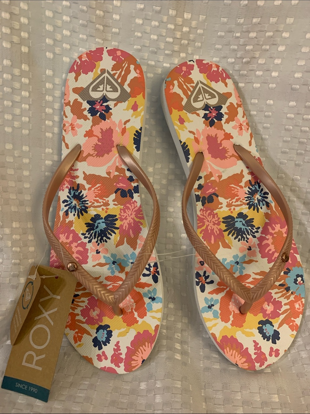 Roxy floral flip flops in Pink, Coral & Blue with Rose Gold Straps, size 9. NWT.